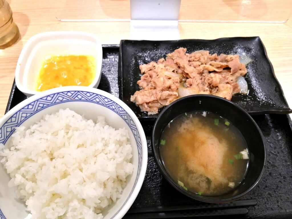 成田空港内で食べた牛スキ定食の画像